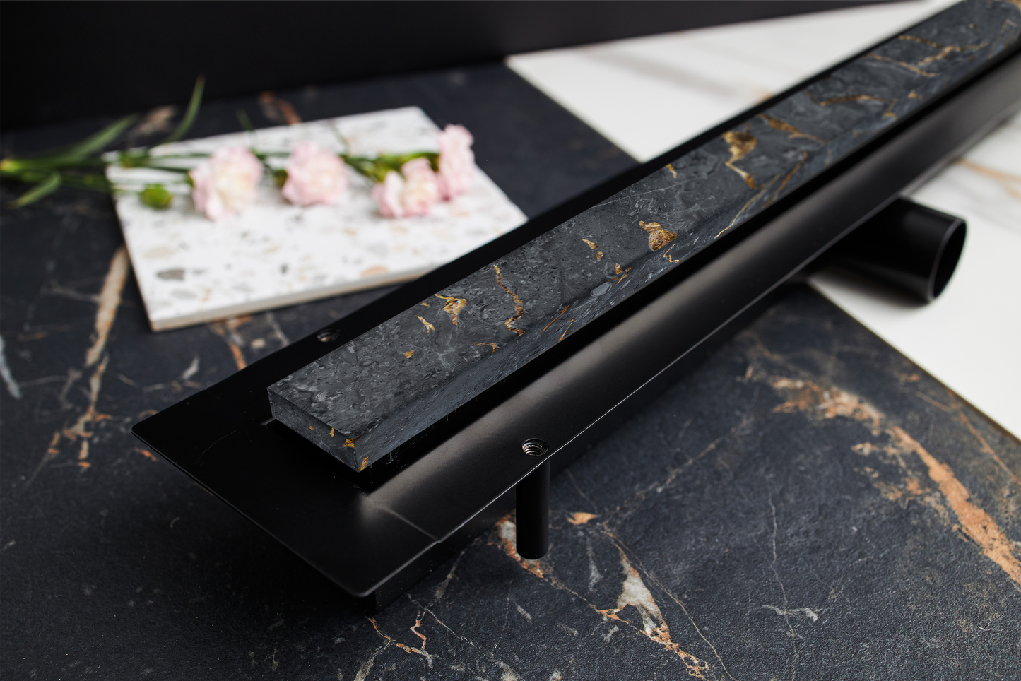 LINE PRO - Built in frame fyriir flísina með svörtum ramma niðurfall