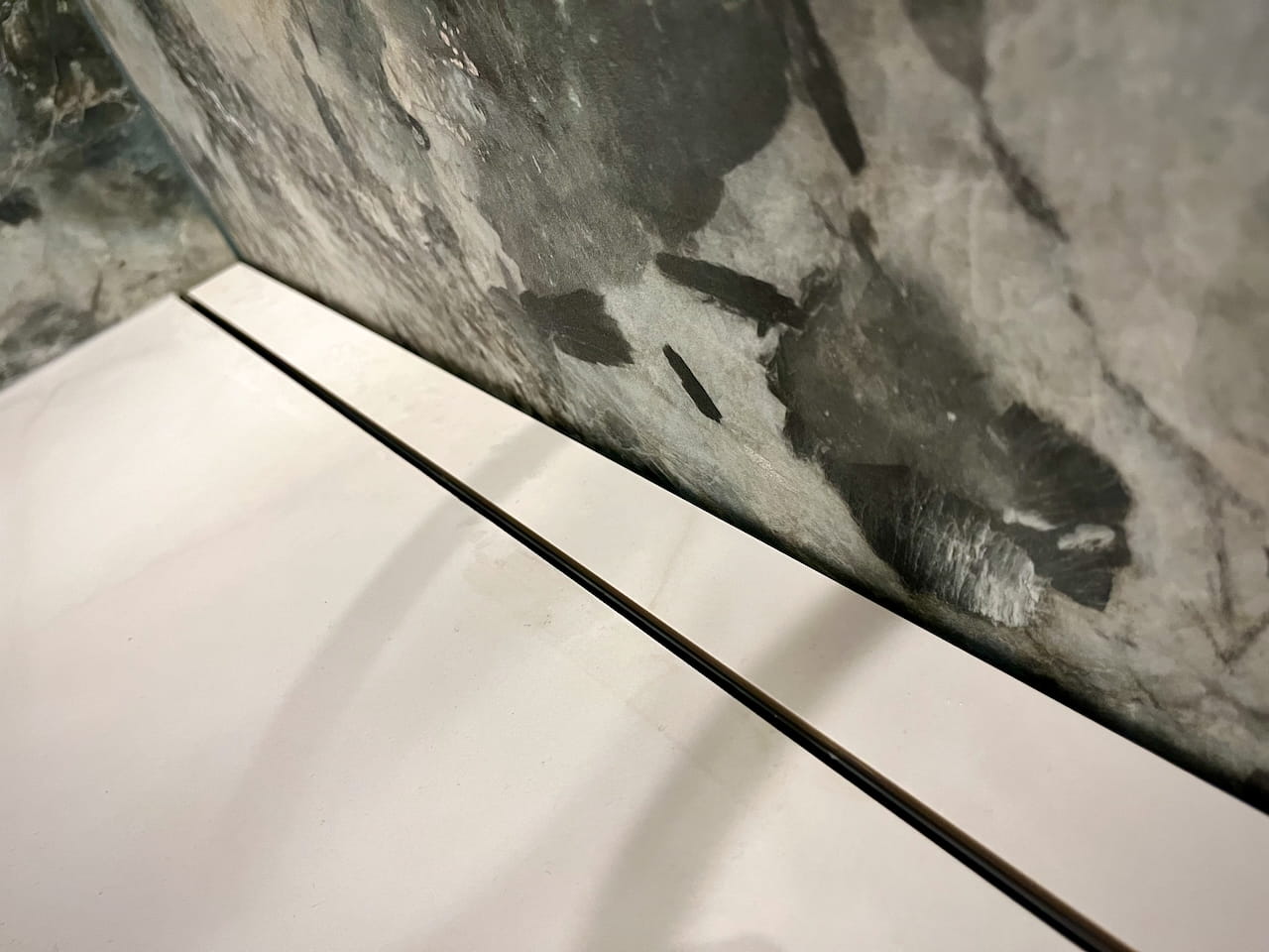 LINE PRO - Built in frame fyriir flísina með svörtum ramma niðurfall